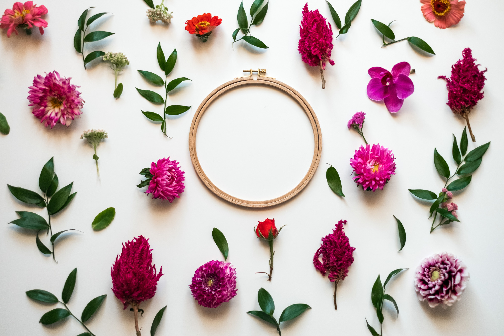 broderie florală pe pânză natur